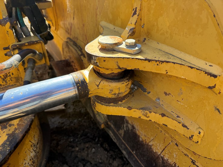 2006-deere-700j-image-21