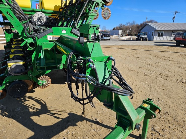 2017-john-deere-1795-image-11