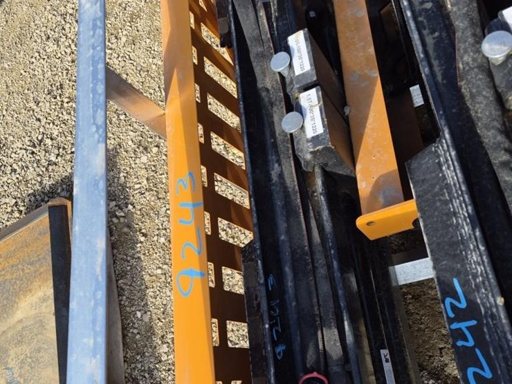 wolverine-pfa-11-3300g-hydraulic-pallet-forks-image-1