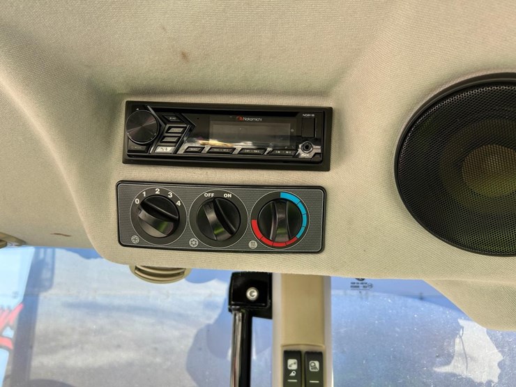 2023-massey-ferguson-5711-image-26