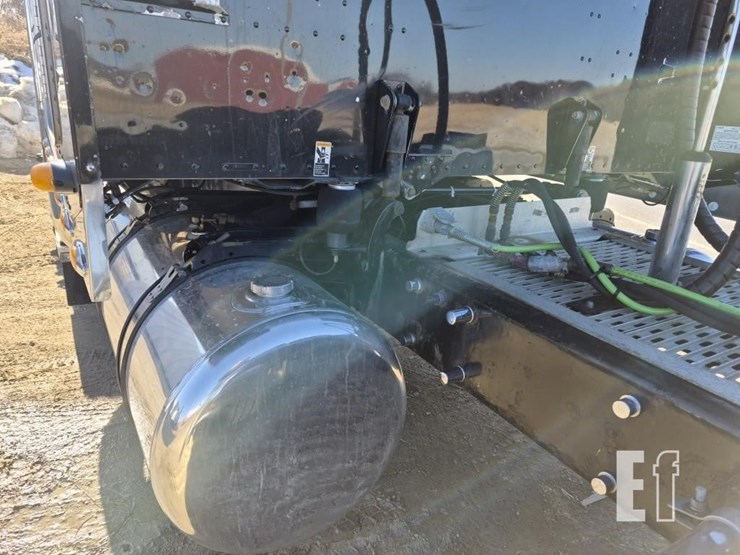 2013-peterbilt-388-image-12