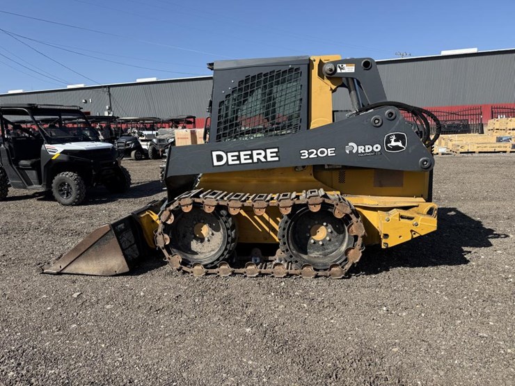 2014-deere-320e-image-6