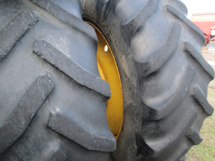 john-deere-8235r-image-10