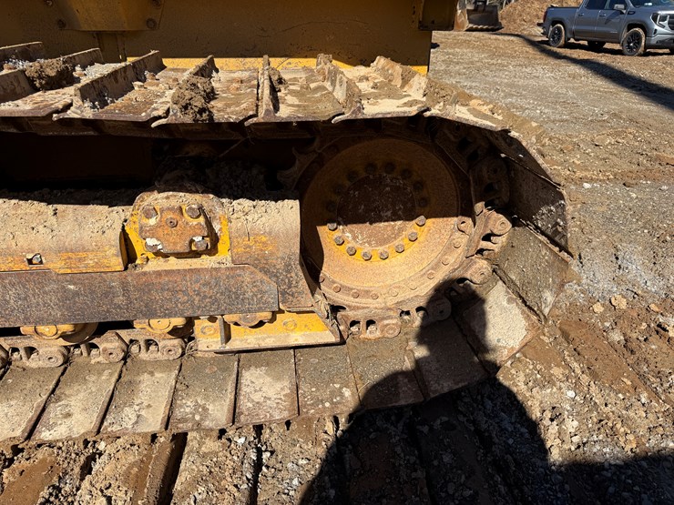 2006-deere-700j-image-52