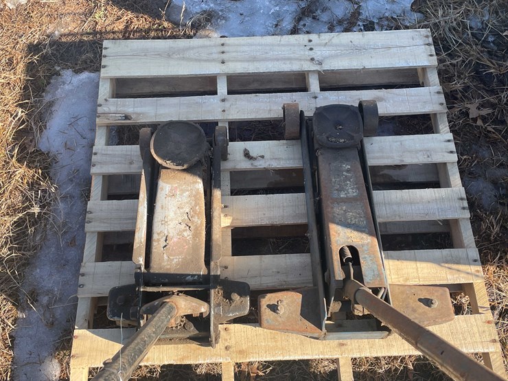 #13096-•-(2)-floor-jacks-image-5