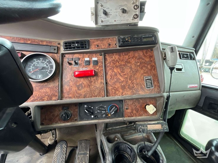 2002-kenworth-t300-image-21