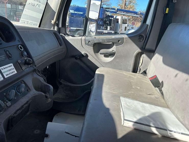 2019-freightliner-m2-106-image-18