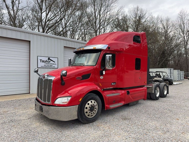 2019-peterbilt-579-image-1