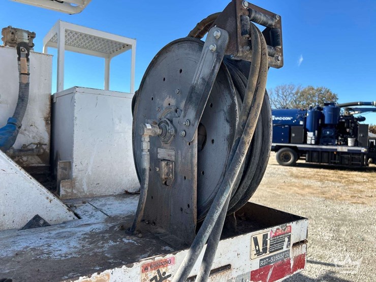 2019-freightliner-m2-106-image-26