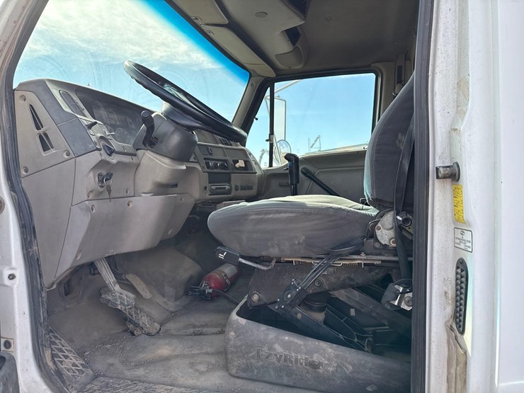 2005-sterling-lt8500-image-22