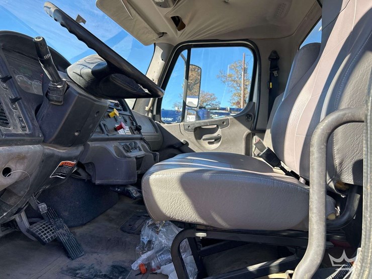 2019-freightliner-m2-106-image-12