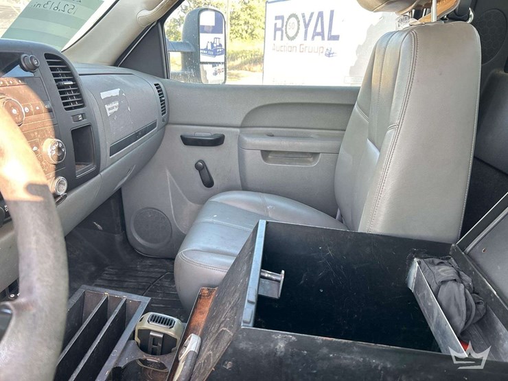 2013-chevrolet-silverado-3500hd-image-19