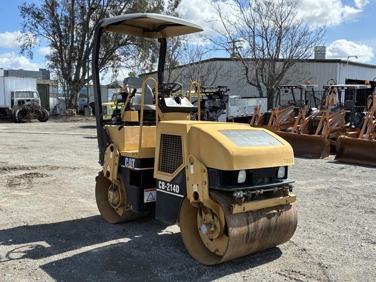 2016-caterpillar-cb-214d-image-2