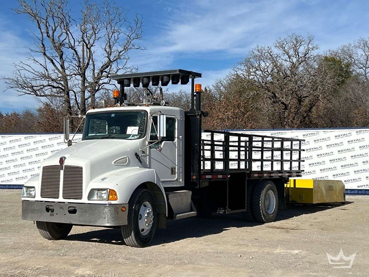 2002-kenworth-t300-image-1