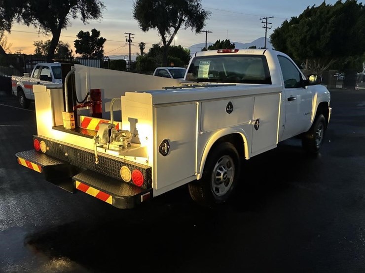 2011-chevrolet-2500-image-3