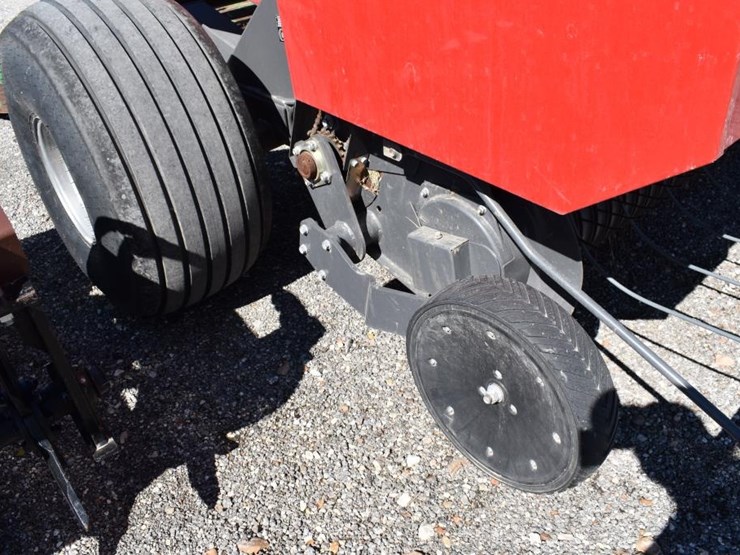 2022-mf-hesston-2946-round-baler-w/-monitor-(565-bales)-(monitor-in-the-off-image-15