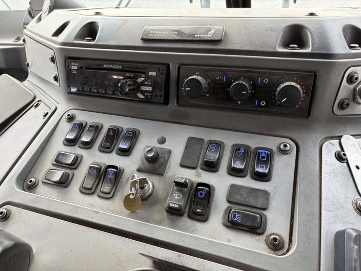 2018-mack-lr613-image-20