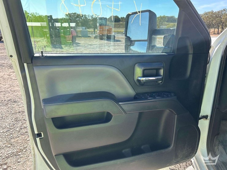 2015-gmc-3500-image-11