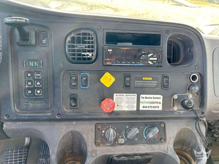 2019-freightliner-m2-106-image-16