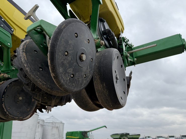 john-deere-1725-image-16