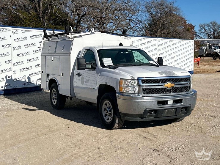 2013-chevrolet-silverado-3500hd-image-2