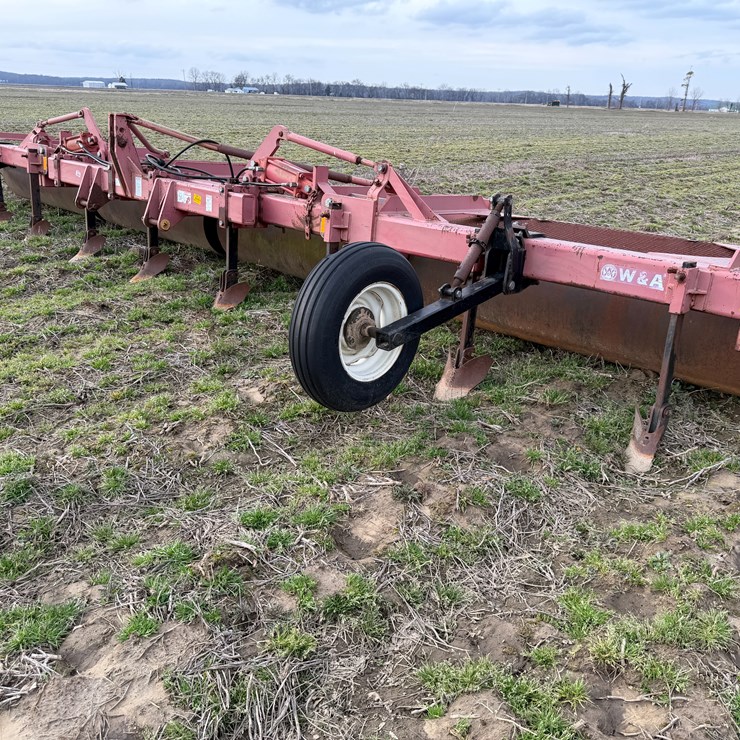 #38713 • W&A 1726 8-row 38" Bedder Roller