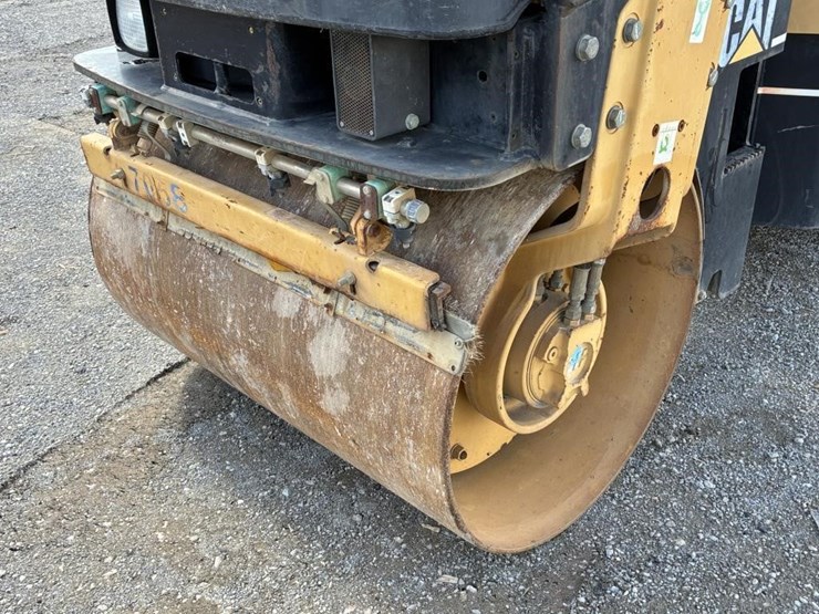 2016-caterpillar-cb-214d-image-11