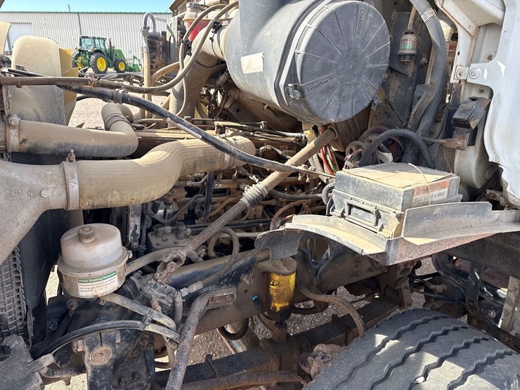 2005-sterling-lt8500-image-16