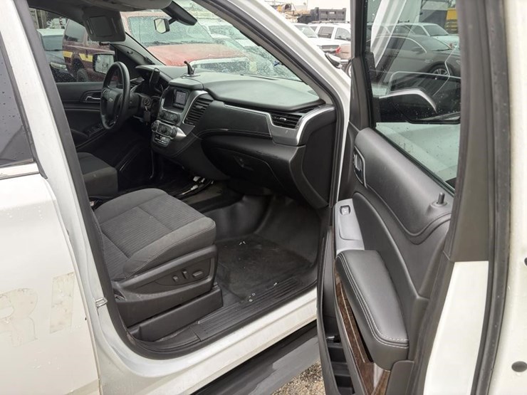 2015-chevrolet-tahoe-image-15