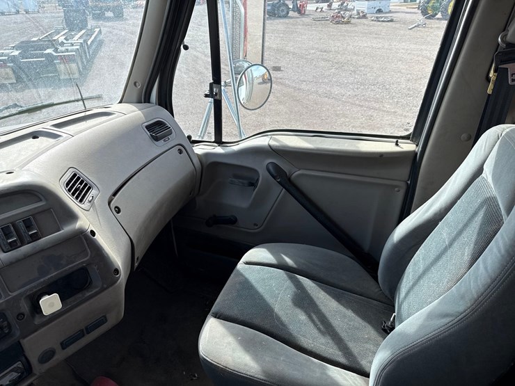 2005-sterling-lt8500-image-24