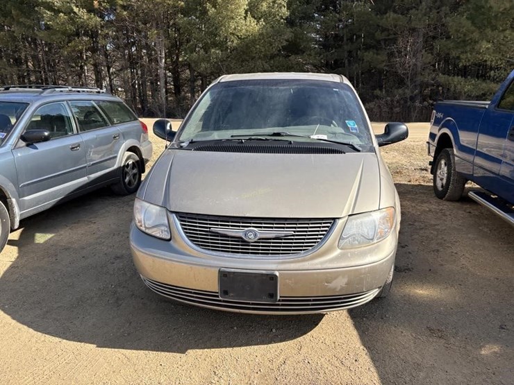 2002-chrysler-town-&-country-image-2