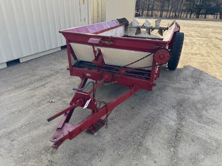 ih-155-manure-spreader-image-2