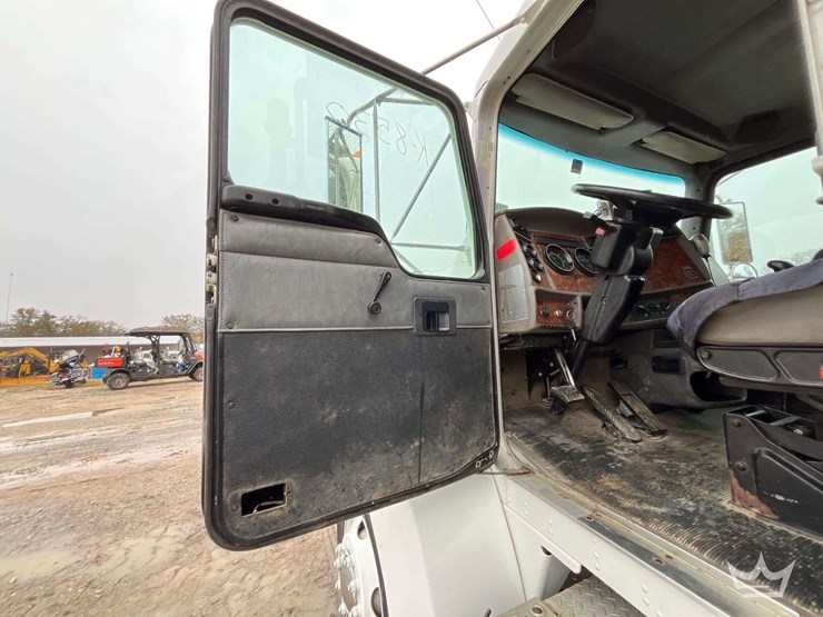 2002-kenworth-t300-image-15