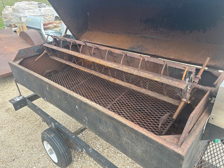 #1634-•-propane-smoker-with-rotating-rotisserie-rod-image-5