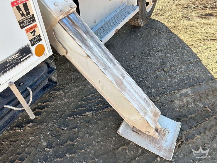 2019-freightliner-m2-106-image-30