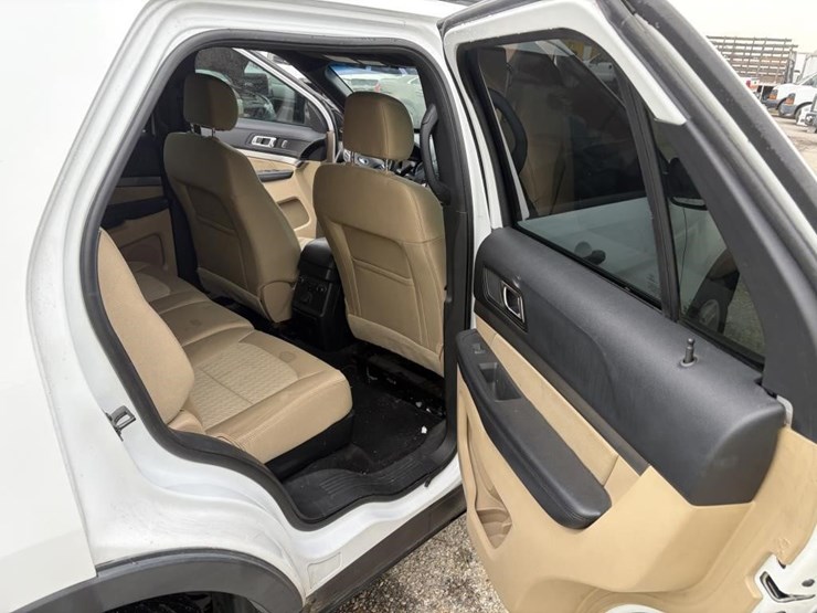 2016-ford-explorer-image-12