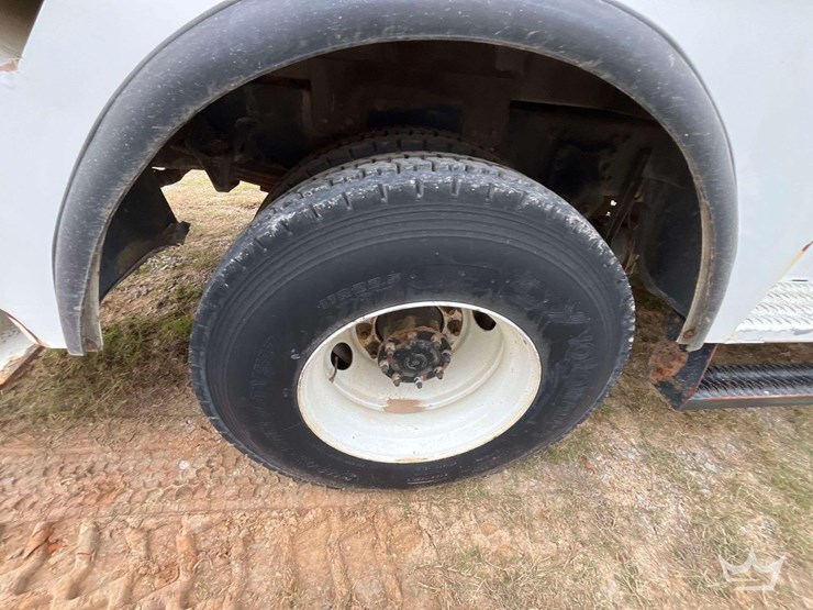 2018-freightliner-m2-106-image-40