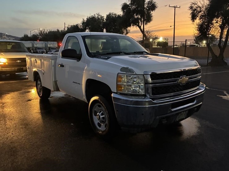 2011-chevrolet-2500-image-2