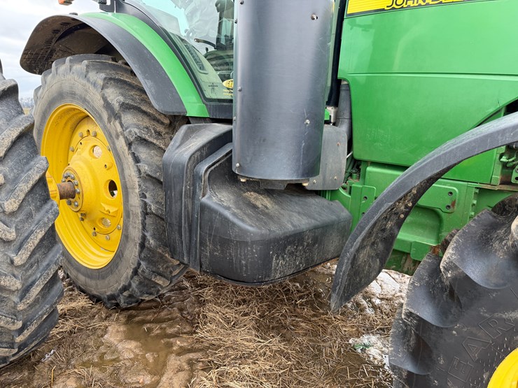 2014-john-deere-8260r-image-35