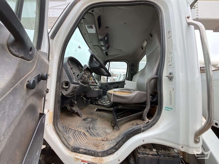 2018-freightliner-m2-106-image-13