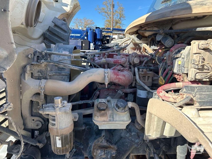 2019-freightliner-m2-106-image-7