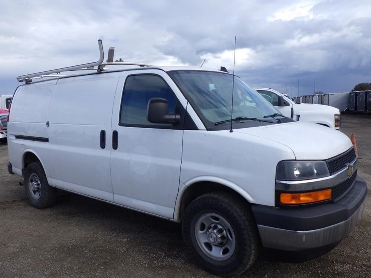 2017-chevrolet-express-2500-image-2