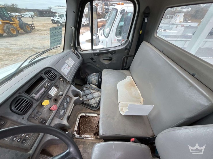 2018-freightliner-m2-106-image-20