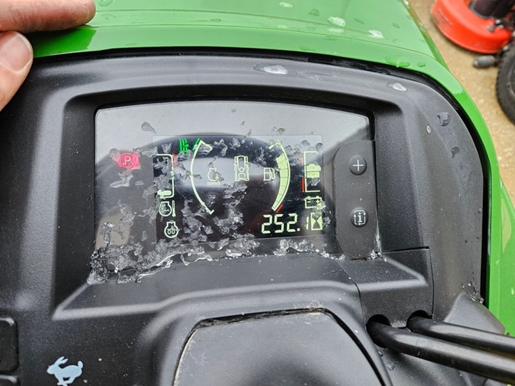 2020-john-deere-x758-image-18