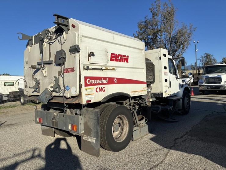 2010-freightliner-m2-106-image-3