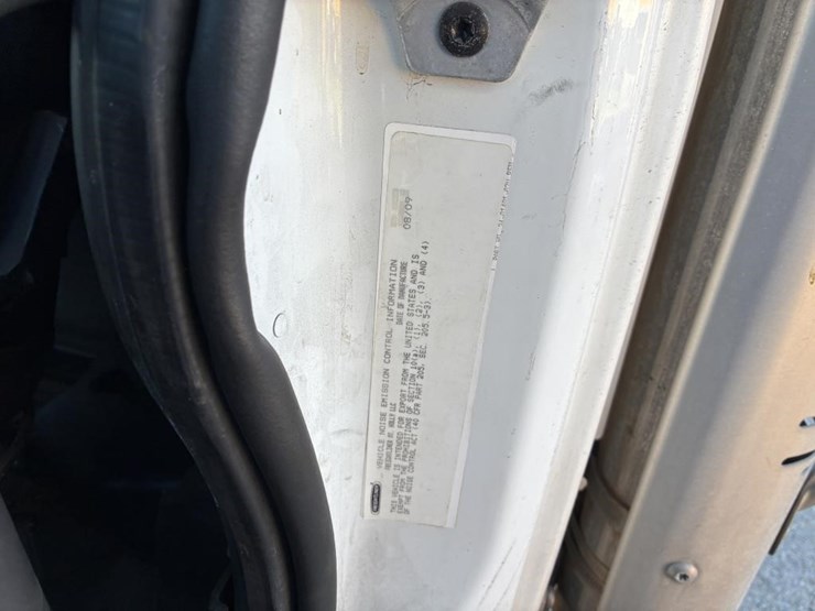 2010-freightliner-m2-106-image-13