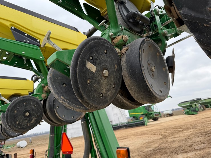 john-deere-1725-image-23