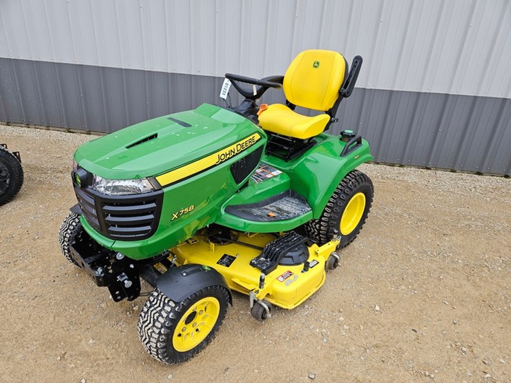 2020-john-deere-x758-image-1