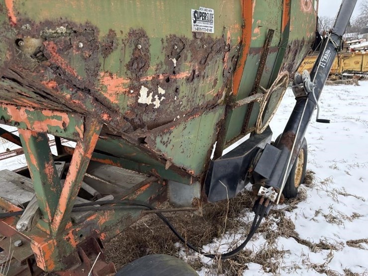 gravity-box-w/fertilizer-auger---off-site-image-3