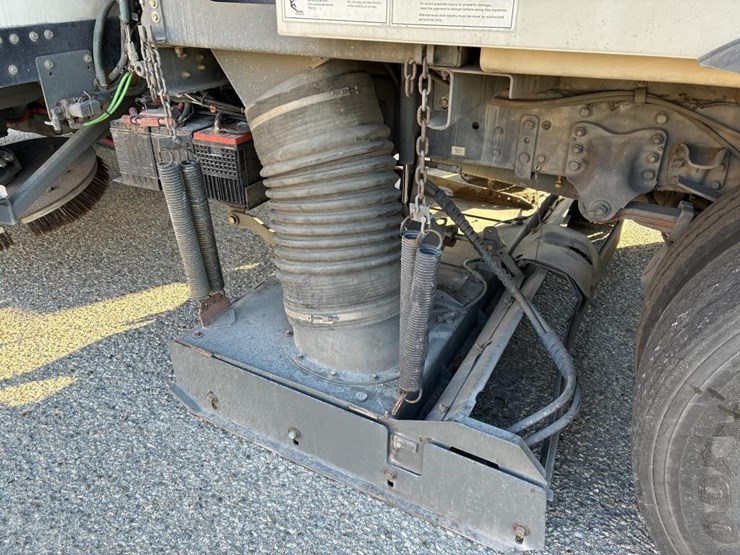 2010-freightliner-m2-106-image-5